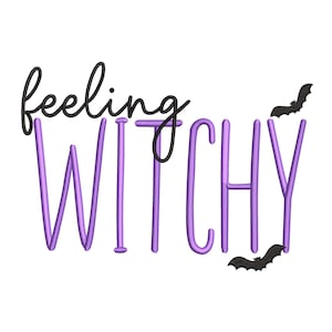 Puede incluir: Un fondo blanco con la frase "feeling witchy" en cursiva negra y letras de bloque moradas. Dos siluetas de murciélagos negros están a la derecha del texto. La imagen es un diseño temático de Halloween.