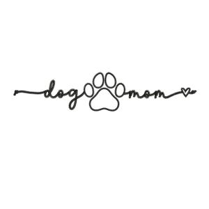 Könnte beinhalten: Schwarze Metall-Wandkunst mit den Worten "dog mom" in Schreibschrift, einem Pfotenabdruck in der Mitte und einem Herz am Ende. Ein dekoratives Element für Hundeliebhaber.