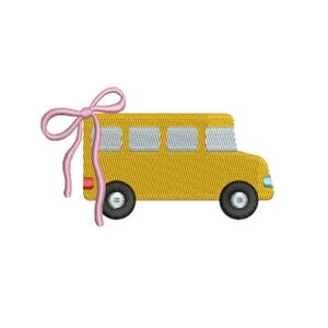 Könnte beinhalten: Ein gelber Schulbus mit schwarzen Rädern und einer rosa Schleife. Der Bus hat vier Fenster und einen hellblauen Scheinwerfer. Die Schleife ist mit langen, fließenden Bändern an der Seite des Busses befestigt.