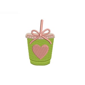 Può includere: Una toppa ricamata raffigurante un bicchiere verde lime con un cuore rosa chiaro centrato sul davanti. Il bicchiere presenta un coperchio rosa chiaro con un fiocco abbinato legato attorno a una cannuccia verticale, con punti testurizzati.