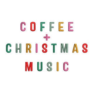 Op de afbeelding: Een kleurrijke tekstafbeelding met de tekst "COFFEE + CHRISTMAS MUSIC". De letters zijn in verschillende kleuren, waaronder roze, rood, oranje, geel, groen en blauw.