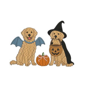 Puede incluir: Diseño bordado de dos perros golden retriever para Halloween. Uno lleva alas de murciélago azules, el otro un sombrero y capa de bruja negros, y sostiene una cesta de calabaza. Entre ellos hay una calabaza naranja con un lazo rosa.