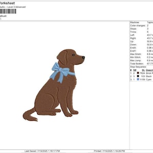 Puede incluir: Dise&ntilde;o bordado de un perro marr&oacute;n con un lazo azul claro. El perro est&aacute; sentado, mirando hacia la derecha. El dise&ntilde;o mide 10,16 cm de alto y 8,74 cm de ancho.