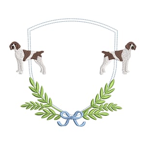 Puede incluir: Un perro blanco y marrón con un lazo azul en una corona verde dentro de un escudo azul.