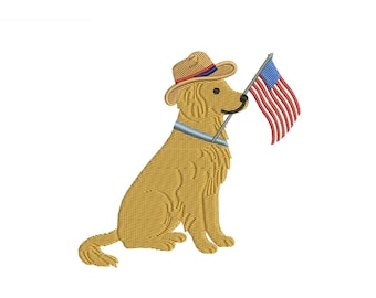 Op de afbeelding: Geborduurd beeld van een golden retriever met een cowboyhoed en een blauwe halsband, die een kleine Amerikaanse vlag in zijn bek houdt. De hond zit, met zijn staart opgerold. De hoed heeft een rode en blauwe band. De vlag heeft rode en witte strepen en blauwe sterren.