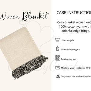 Puede incluir: Una manta tejida de color crema con flecos oscuros. El texto "Woven Blanket" se muestra en una escritura elegante. Instrucciones de cuidado: ciclo suave, detergente suave, secar en secadora a baja temperatura y lavar en fr&iacute;o (m&aacute;x. 30&deg;C).