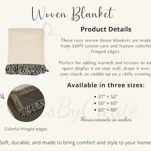 Puede incluir: Manta tejida de color crema con bordes con flecos en blanco y negro. La imagen muestra la manta y un primer plano de los bordes con flecos de colores. El texto dice "Woven Blanket". Disponible en tres tama&ntilde;os: 94cm x 132cm, 127cm x 152cm y 152cm x 203cm.