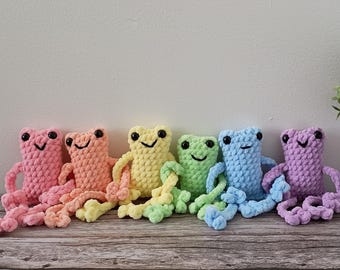 Gehaakte kikkerknuffel: handgemaakt langwerpig kikkerspeelgoed van chenille