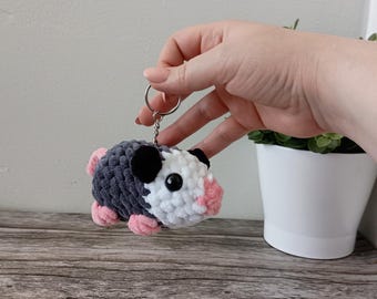 Peluche de zarigüeya de ganchillo: Llavero de animal de chenilla hecho a mano