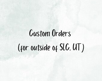 Könnte beinhalten: Weißer Hintergrund mit Aquarelleffekt. Der Text "Custom Orders" ist in handschriftlicher Schrift geschrieben, gefolgt von "(for outside of SLC, UT)" in kleinerer Schrift.
