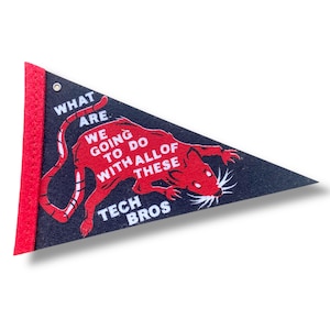 Puede incluir: Un banderín de fieltro negro con costuras rojas y una ilustración de rata roja. El banderín dice "What are we going to do with all of these tech bros".