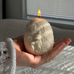 Handgemaakte paaseikaars: sojawaskonijndecor