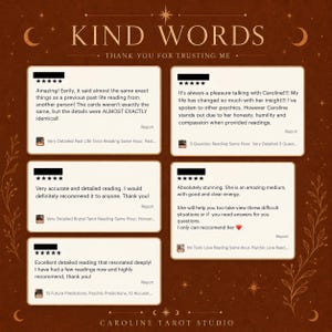 K&ouml;nnte beinhalten: Eine braune Grafik mit der &Uuml;berschrift KIND WORDS THANK YOU FOR TRUSTING ME, die f&uuml;nf wei&szlig;e rechteckige Kundenbewertungsboxen mit F&uuml;nf-Sterne-Bewertungen und Text-Testimonials f&uuml;r Caroline Tarot Studio zeigt, verziert mit goldener Himmelsgrafik.