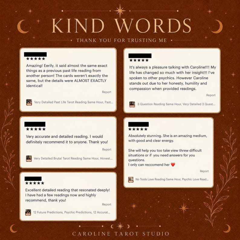 K&ouml;nnte beinhalten: Eine braune Grafik mit der &Uuml;berschrift KIND WORDS THANK YOU FOR TRUSTING ME, die f&uuml;nf wei&szlig;e rechteckige Kundenbewertungsboxen mit F&uuml;nf-Sterne-Bewertungen und Text-Testimonials f&uuml;r Caroline Tarot Studio zeigt, verziert mit goldener Himmelsgrafik.