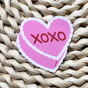 Sticker gâteau rose en forme de coeur avec « XOXO » rouge, mignon et doux, autocollant Saint-Valentin, autocollant amour
