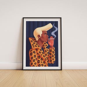 Peut inclure: Une impression d'art encadrée représentant l'illustration stylisée d'une personne avec une coiffure pompadour blonde, portant un manteau à motif léopard jaune et noir, fumant une cigarette avec un fin filet de fumée bleue sur fond bleu foncé.