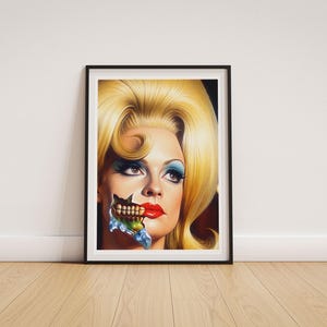 Puede incluir: Una lámina artística enmarcada con el retrato de una persona con cabello rubio voluminoso, sombra de ojos azul y labios rojos brillantes. Una sección de la mejilla está rasgada para revelar dientes y encías, en un estilo de ilustración detallado.