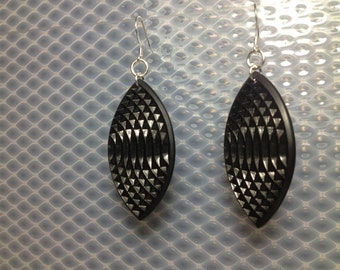 Oval earrings in black