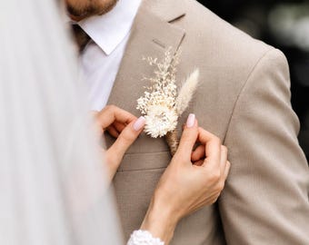 Boutonniere de flores secas de marfil: Boutonniere rústico para boda o graduación para el novio