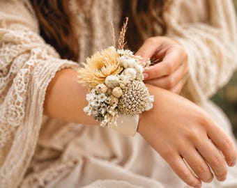 Elfenbein-Trockenblumen-Handgelenk-Corsage - Boho-Blumenakzent für Abschlussball oder Hochzeiten