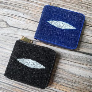 Cartera con cremallera en piel de raya auténtica