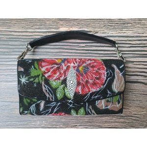 Bolso de hombro para mujer de piel auténtica de raya con estampado floral negro. Nuevo.