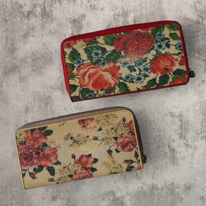 Cartera de mujer con cremallera y estampado floral de piel de raya auténtica