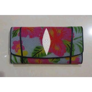 Cartera de mujer de piel auténtica de raya, triple pliegue, con estampado floral largo, tamaño 7.5" x 4.5"