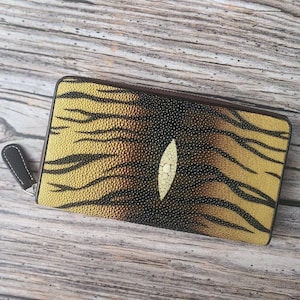 Cartera de mujer con cremallera en piel de raya auténtica Monedero de raya con perlas y estampado de tigre