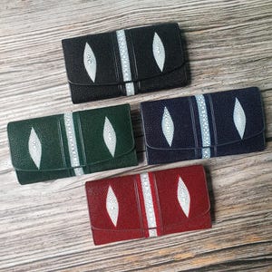 Cartera larga de tres pliegues para mujer de piel de raya auténtica con dos perlas de espinas