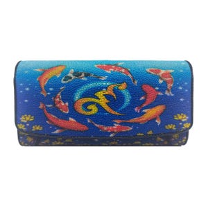 Könnte beinhalten: Eine blaue Geldbörse mit einem Koi-Fisch-Design. Die Geldbörse zeigt ein Muster aus orangefarbenen, roten und schwarzen Koi-Fischen, die in einem blauen Wasserhintergrund schwimmen. Die Geldbörse hat eine strukturierte Oberfläche und einen Klappverschluss.