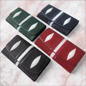 Cartera Stingray de tres pliegues y larga con dos perlas en piel de raya auténtica