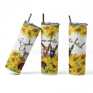 Puede incluir: Tres vasos de acero inoxidable con fondo blanco y diseño de girasol. Los vasos tienen diferentes textos: "Broke", "Ass White" y "White Bitch".
