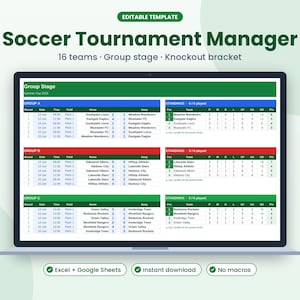 以下が含まれることがあります： ノートパソコンの画面に表示されたサッカー大会管理用のデジタルテンプレート。インターフェースには、16チームのグループステージのスケジュール、試合結果、順位表が含まれています。テキストには「Soccer Tournament Manager」、「Group Stage」、「Standings」と記載されています。