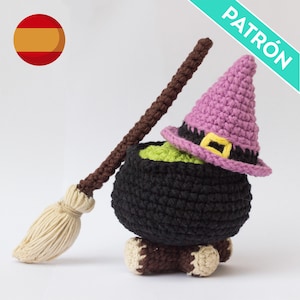 Może przedstawiać: Kociołek czarownicy na szydełku z zielonym wnętrzem, różowy kapelusz czarownicy z żółtą klamrą i brązowo-biały miotła.