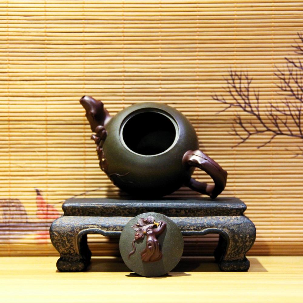 中国茶器 紫砂壺 急須 リスと葡萄 彫刻 茶道具 宜興紫砂 蓋欠けあり