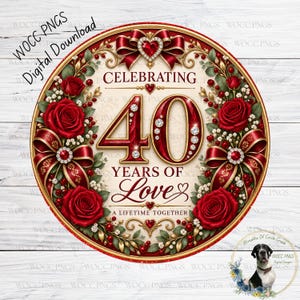 Può includere: Una grafica digitale circolare con il testo CELEBRATING 40 YEARS OF Love A LIFETIME TOGETHER. Il design è incorniciato da rose rosse, foglie verdi, dettagli dorati e nastri rossi con decorazioni simili a diamanti.