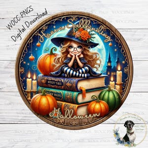 Könnte beinhalten: Ein rundes Holzschild mit Halloween-Motiv. Eine junge Hexe mit blonden Haaren und Brille sitzt auf einem Stapel Bücher. Die Bücher haben Titel wie "Hexenmärchen" und "Tränke-Rezepte". Das Schild zeigt auch Kürbisse, Kerzen und einen Mond im Hintergrund. Der Text "Have a Spellbinding Halloween" ist in einer dekorativen Schrift geschrieben.