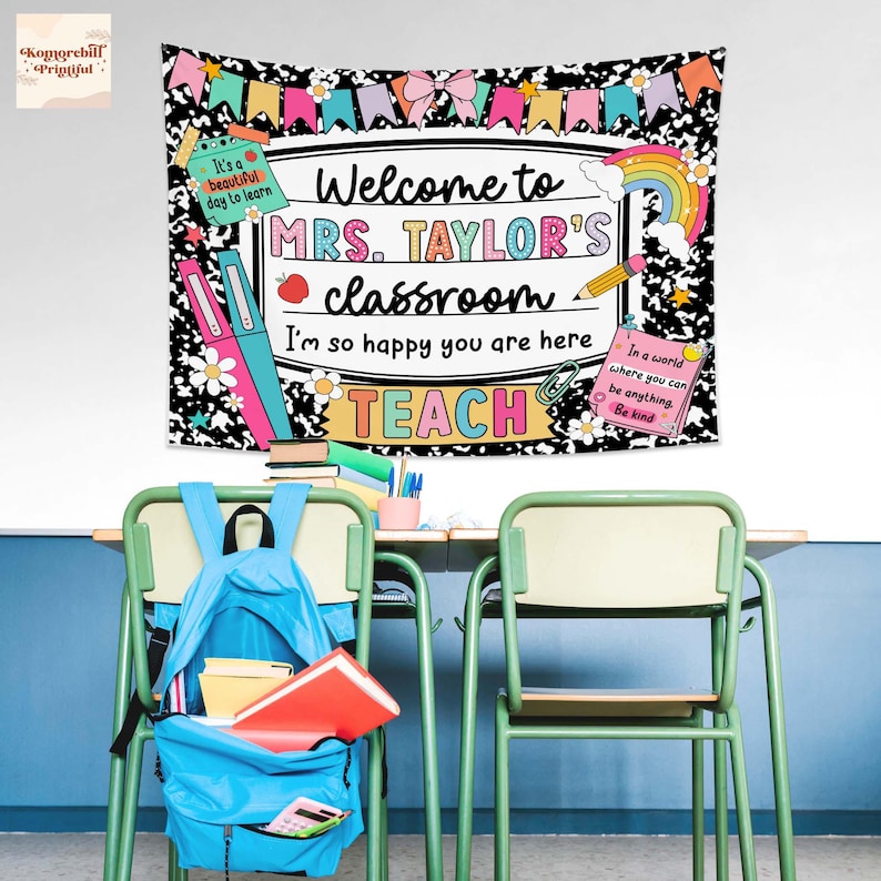 Puede incluir: Un tapiz de aula con el texto "Welcome to MRS. TAYLOR'S classroom" en un dise&ntilde;o colorido. El tapiz presenta un patr&oacute;n floral en blanco y negro, un arco&iacute;ris y la palabra "TEACH". Una mochila azul est&aacute; sobre una silla verde.