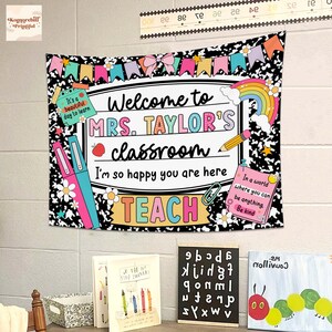 Puede incluir: Un tapiz de aula con un estampado floral en blanco y negro. El tapiz dice "Welcome to MRS. TAYLOR'S classroom" con un arco&iacute;ris, un l&aacute;piz y un gr&aacute;fico de manzana. El texto adicional incluye "I'm so happy you are here" y "TEACH".