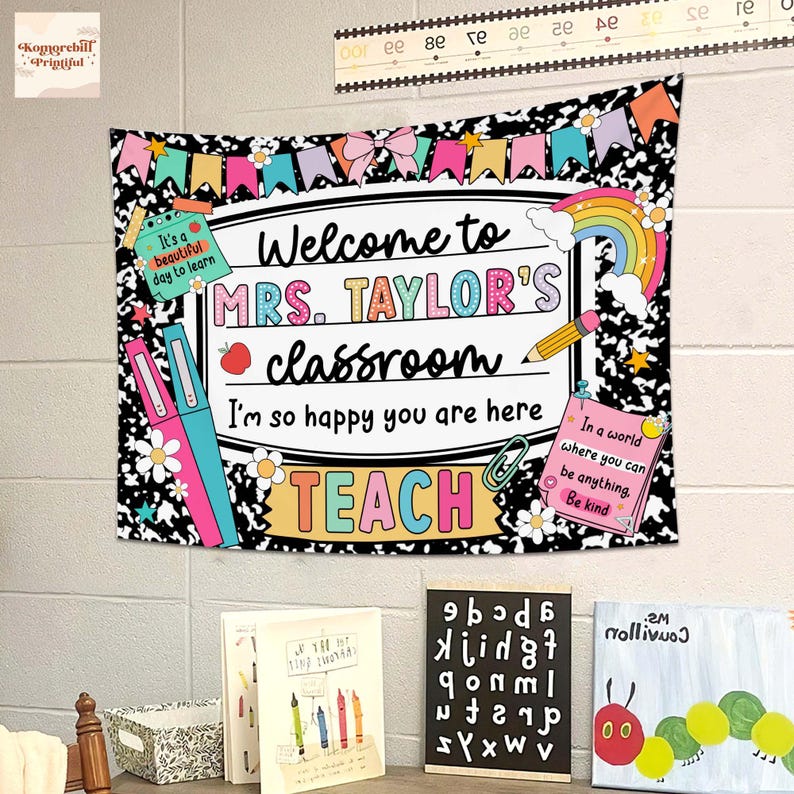Puede incluir: Un tapiz de aula con un estampado floral en blanco y negro. El tapiz dice "Welcome to MRS. TAYLOR'S classroom" con un arco&iacute;ris, un l&aacute;piz y un gr&aacute;fico de manzana. El texto adicional incluye "I'm so happy you are here" y "TEACH".