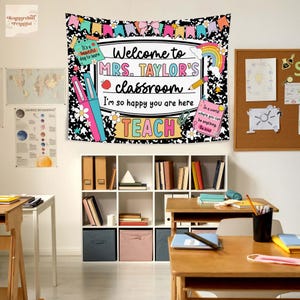 Puede incluir: Un tapiz de aula con el texto "Welcome to MRS. TAYLOR'S classroom" sobre un fondo de papel de cuaderno en blanco y negro. El dise&ntilde;o incluye un arco&iacute;ris, l&aacute;pices y flores. Tambi&eacute;n se muestra la palabra "TEACH".