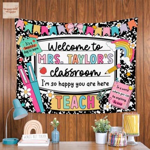 Puede incluir: Un tapiz de aula con el texto "Welcome to MRS. TAYLOR'S classroom." El dise&ntilde;o incluye un arco&iacute;ris, l&aacute;pices y las palabras "TEACH" y "Be kind." El fondo es blanco y negro con elementos florales y de papel de cuaderno.