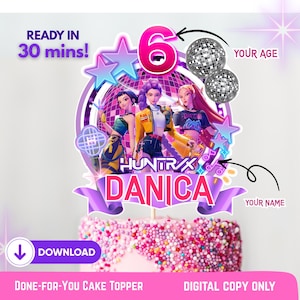 Pode incluir: Um design digital de topo de bolo com três figuras animadas, o número 6 e bolas de discoteca. O design inclui o texto "HUNTRAX DANICA", "YOUR AGE" e "YOUR NAME". O topo do bolo é decorado com granulado rosa e o texto "READY IN 30 MINS!" e "DOWNLOAD".