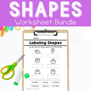 Op de afbeelding: Een zwart-wit werkblad met de titel "Labeling Shapes". Het werkblad heeft zes verschillende vormen: een trapezium, een zeshoek, een ruit, een vierkant, een ruit en een vijfhoek. De woorden "zeshoek", "vierkant", "ruit", "trapezium", "ruit" en "vijfhoek" staan onder de vormen gedrukt.