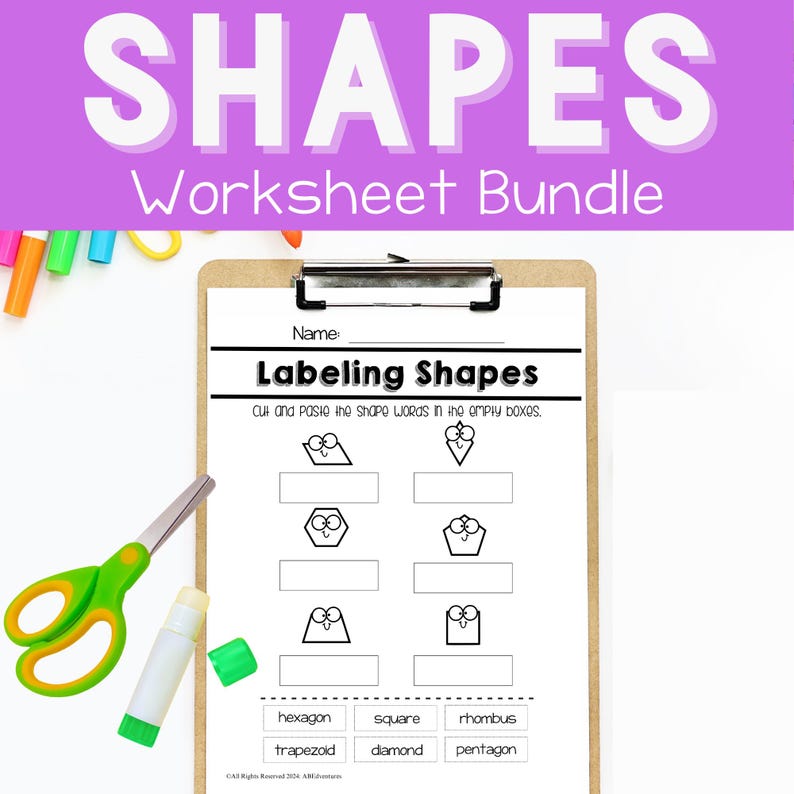 Op de afbeelding: Een zwart-wit werkblad met de titel "Labeling Shapes". Het werkblad heeft zes verschillende vormen: een trapezium, een zeshoek, een ruit, een vierkant, een ruit en een vijfhoek. De woorden "zeshoek", "vierkant", "ruit", "trapezium", "ruit" en "vijfhoek" staan onder de vormen gedrukt.