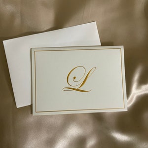Cartes de correspondance en relief avec initiale L dorée et bordure dorée en relief. Marque Caspari