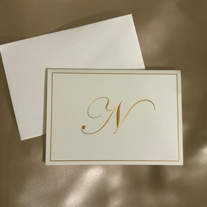 Cartes de correspondance en relief avec l'initiale N dorée et une bordure dorée en relief. Marque Caspari