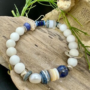 Azure Dreams pärlarmband av JP Designs – vit agat, lapis lazuli, sötvattenspärla, majsflingepärla, lampworkpärla, flytande ring