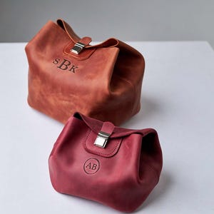 Borsa cosmetica in pelle personalizzata, Borsa da toilette da viaggio per donna, Astuccio cosmetico monogrammato, Grande borsa per il trucco in pelle, Borsa cosmetica con iniziale